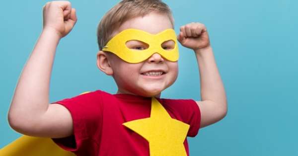 magem representando uma pessoa rompendo correntes, simbolizando o crescimento pessoal e a superação da estagnação.