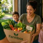 Familia latina recibiendo una caja de frutas y verduras gratis en su hogar