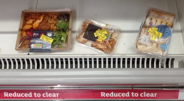 Yellow reduced-to-clear stickers on food items in a UK Sainsbury's supermarket. Photo: Philafrenzy, Wikimedia Commons, CC BY-SA 4.0.