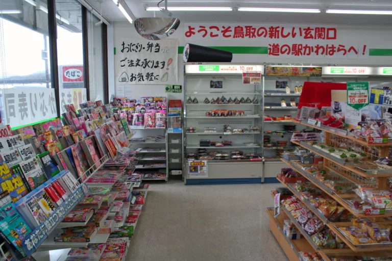 Interior aisle of a FamilyMart convenience store in Japan. Photo: Corpse Reviver, Wikimedia Commons, CC BY-SA 3.0