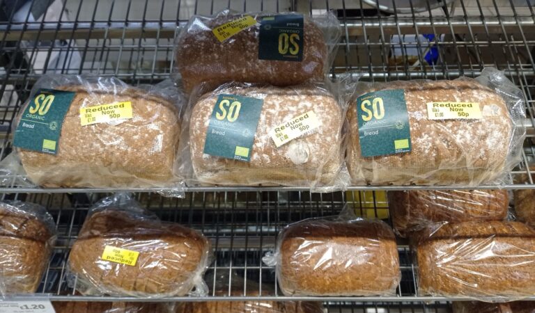 Reduced-to-clear bread with a yellow discount sticker in a UK Sainsbury's supermarket. Photo: Philafrenzy, Wikimedia Commons, CC BY-SA 4.0.
